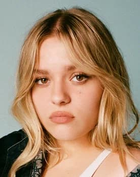Maisy Stella